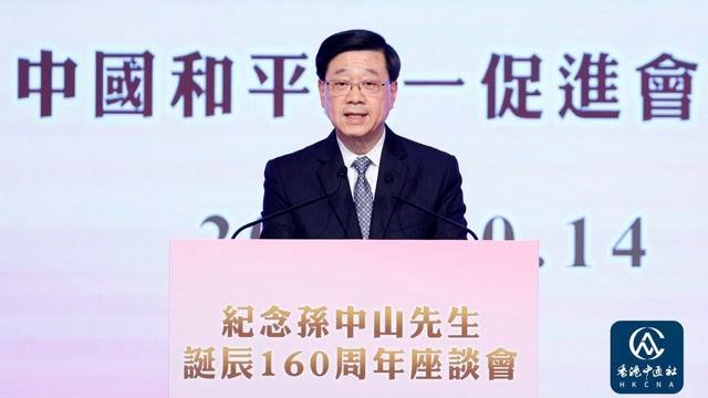 講台標示及背景字幕寫明座談會名稱,有一定資訊量,但主體仍是講者近照。(62/100) 講台標示及背景字幕寫明座談會名稱,有一定資訊量,但主體仍是講者近照。
