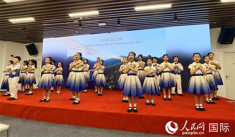 來自迪拜中國學校的兒童共同演唱《讓世界充滿愛》。人民網記者 焦翔攝