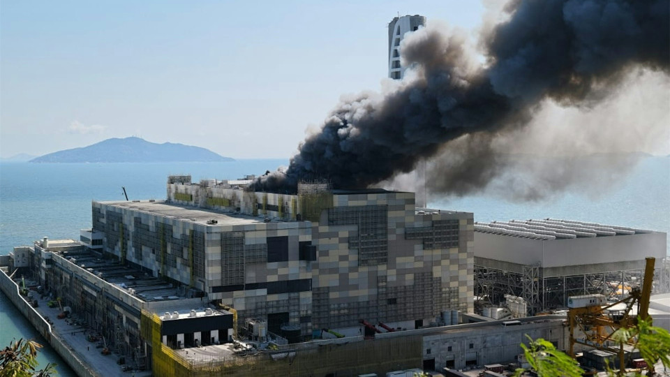 石鼓洲焚化爐三級火黑煙衝天-1人不適由直升機送院-逾900人坐船疏散